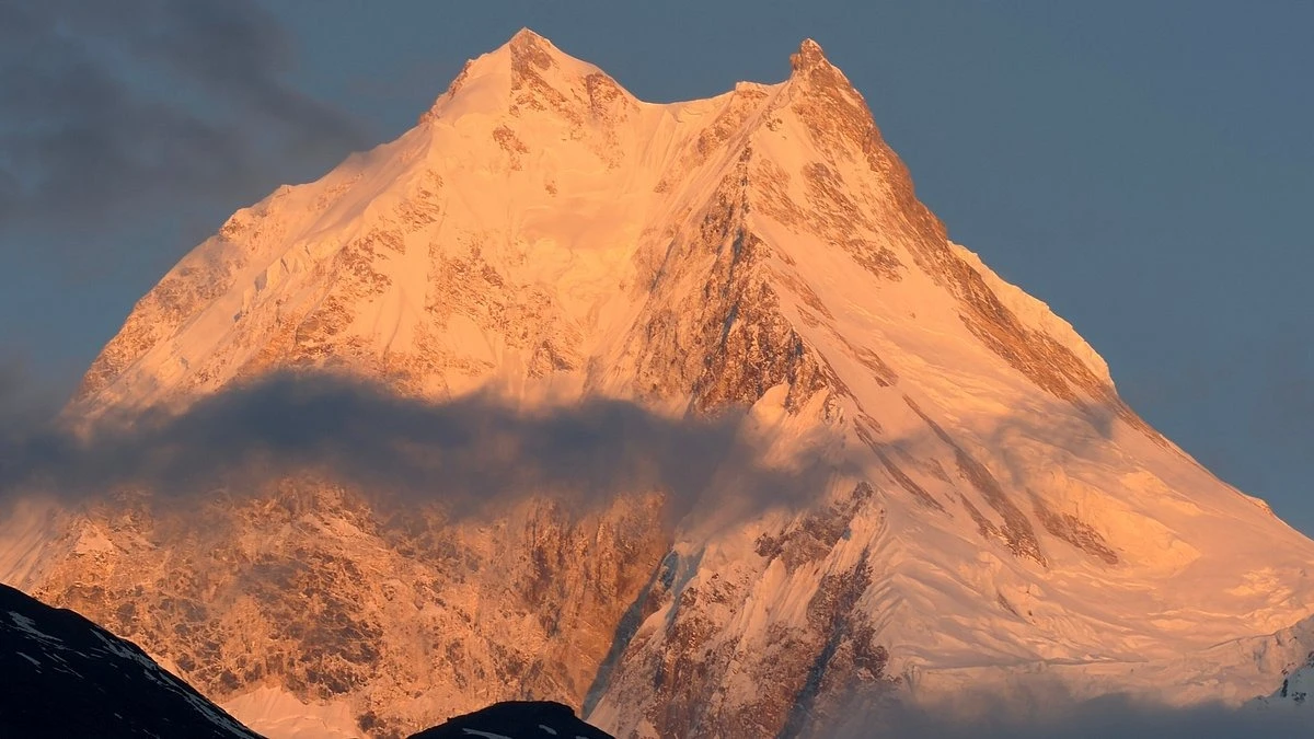 Manaslu-Circuit-Trek-in-Autumn-scenery-near-Larkya-La-Pass