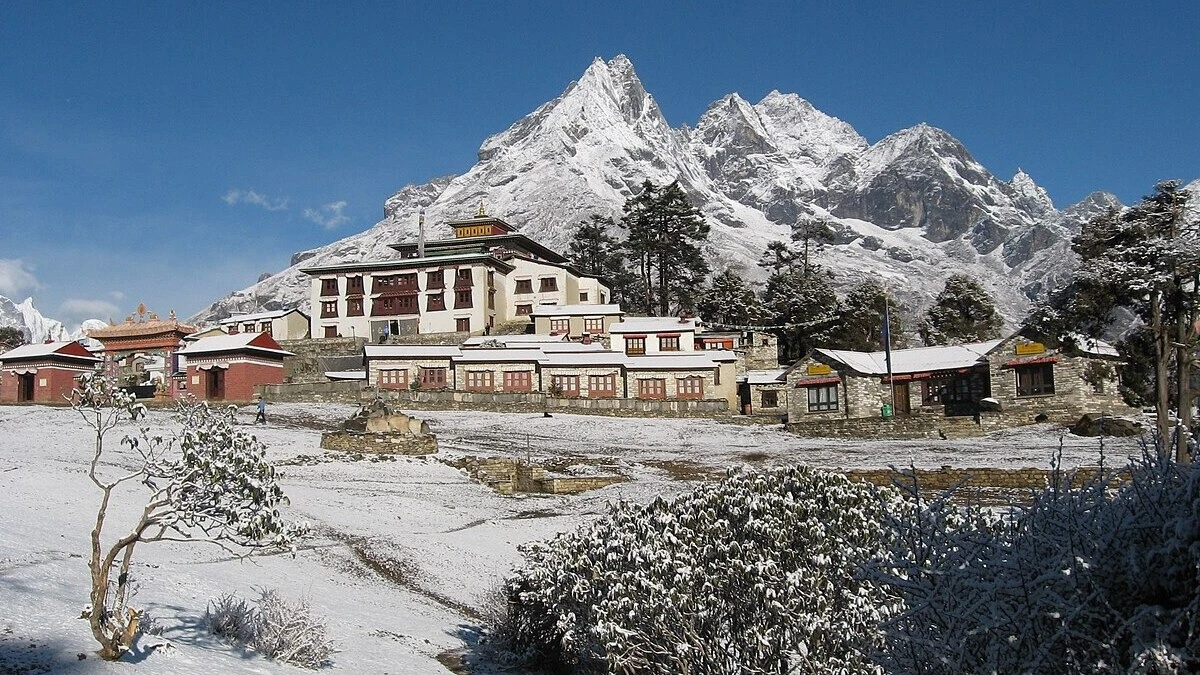 Tengboche-Monastery-at-snowfall