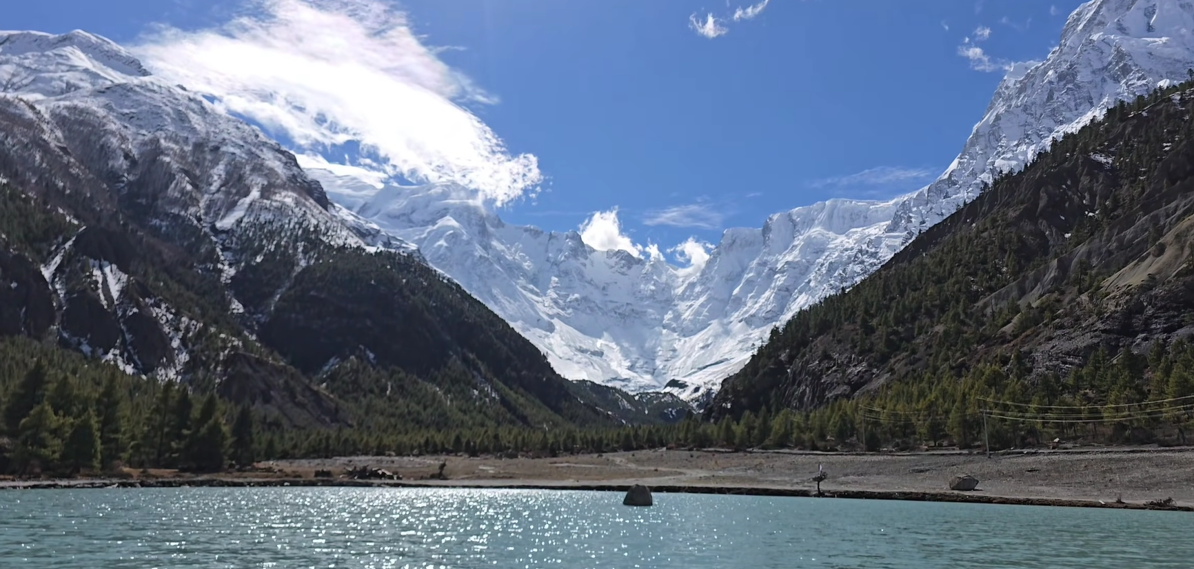annapurna-circuit-trek-with-blue-lake
