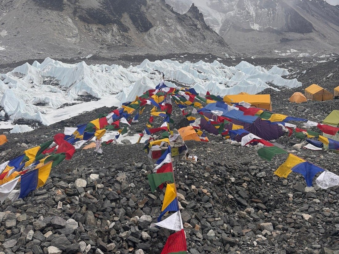 pray-flag-on-everest-base-camp